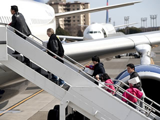 飛行機に搭乗するイメージ